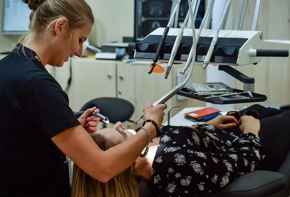 Can an implant be fitted the same day as an extraction
